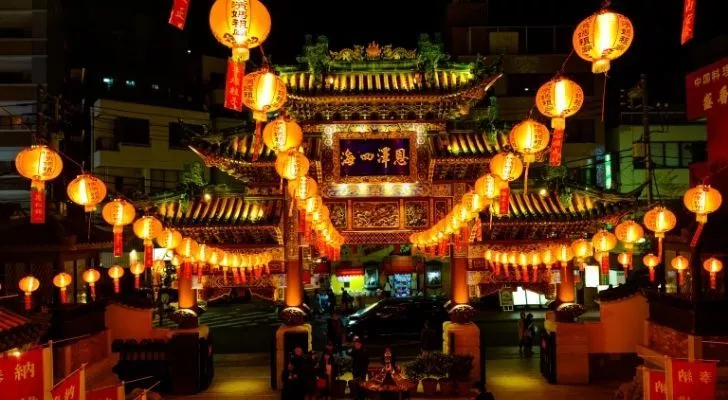 Китайский Новый год с множеством китайских фонариков