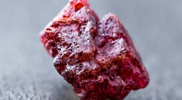 Темно-красный неограненный драгоценный камень шпинель