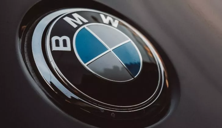 Логотип BMW на рулевом колесе автомобиля
