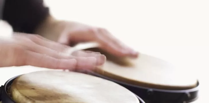 На барабанах бонго играют обеими руками