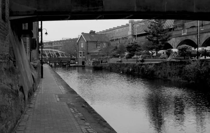 Черно-белая фотография каналов в Манчестере, Англия