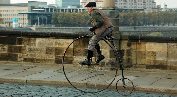 Велосипед 'пенни-фартинг' с большим передним и маленьким задним колесом