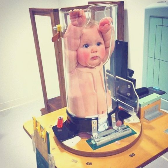 Ребенок, зажатый в пластиковой рентгеновской трубке