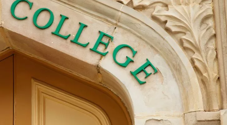 Табличка с надписью'College' on an archway