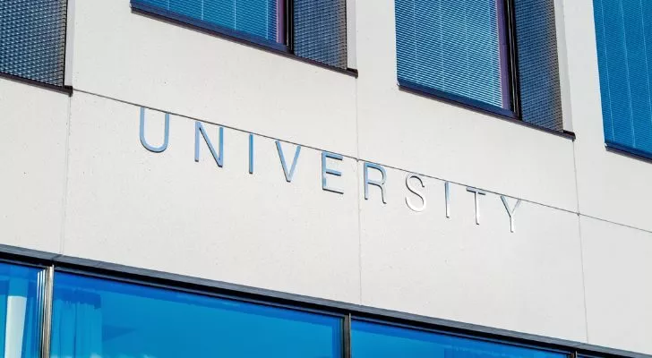 Табличка с надписью'University' on the side of a building