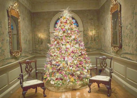 Рождественские елки, украшенные цветами