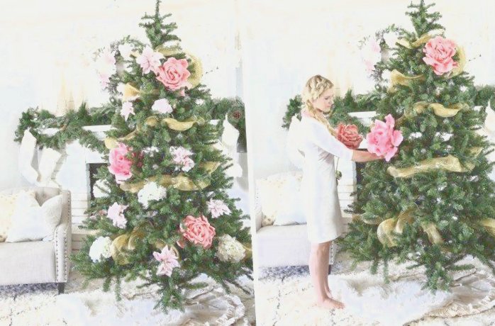 Рождественские елки, украшенные цветами