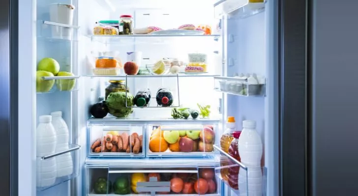 Холодильник, полный продуктов