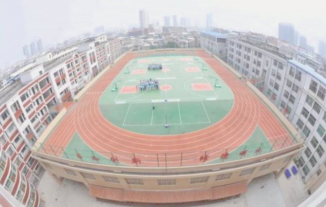 Спортивные площадки на крышах из колотого стекла