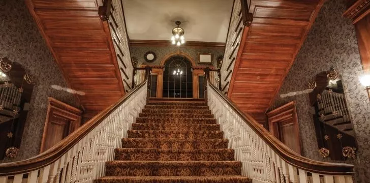 Ужасающая лестница в отеле Stanley